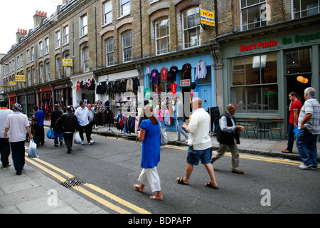 Un trabocco di Brick Lane market su di Cheshire Street, Shoreditch, London, Regno Unito Foto Stock