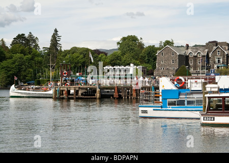 Barche sul Lago di Windermere, Cumbria. Foto Stock