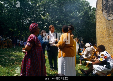 San Giuseppe Chiesa barbeque dopo la Messa domenicale Roehampton Foto Stock