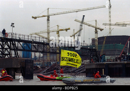 Greenpeace protesta contro la costruzione di Sizewell B reattore nucleare sulla costa orientale del Regno Unito Foto Stock