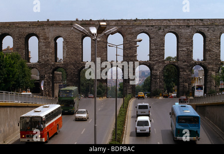 Istanbul Turchia traffico da acquedotto di Valens - Bozdogan Kemeri Ponte che attraversa l'Ataturk Bulvari Foto Stock