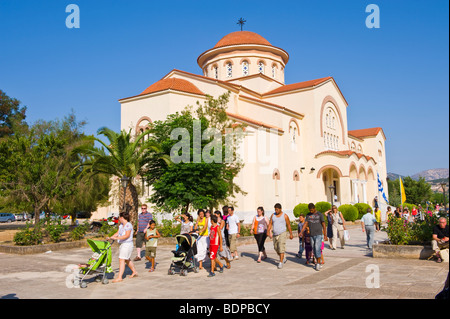 Pellegrini frequentare festival annuale a San Gerasimos Monastery nella valle di Omala sull'isola greca di Cefalonia Grecia GR Foto Stock