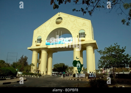 22 Arch monumento costruito per commemorare il colpo di stato del 22 luglio 1994 (architetto Pierre Goudiaby del Senegal) Banjul Gambia Africa occidentale Foto Stock