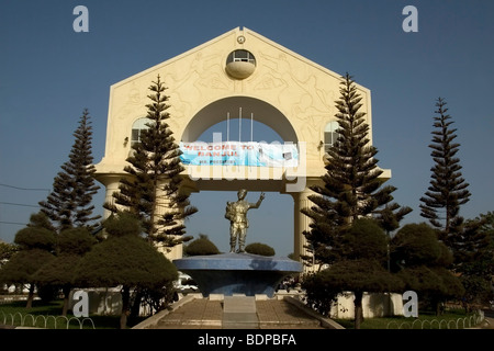 22 Arch monumento costruito per commemorare il colpo di stato del 22 luglio 1994 Banjul Gambia Africa occidentale Foto Stock