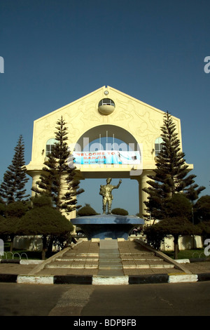 22 Arch monumento costruito per commemorare il colpo di stato del 22 luglio 1994 Banjul Gambia Africa occidentale Foto Stock