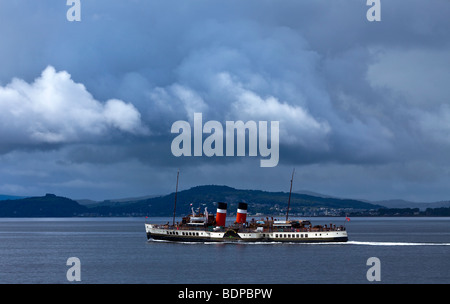Nave a pale Waverly sul fiume Clyde sotto una tempesta cielo estivo Foto Stock