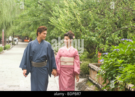 Coppia giovane in kimono a piedi Foto Stock