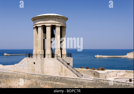 Il 'Siege Bell' all'entrata di Grand Harbour Valletta, Malta. Foto Stock