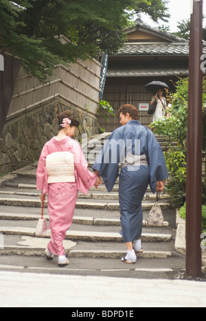 Coppia giovane in kimono salendo le scale Foto Stock