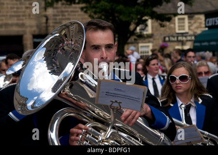 Bakewell Carnevale che si svolge annualmente, uomo suonare uno strumento musicale nella banda di ottoni Derbyshire Inghilterra Foto Stock