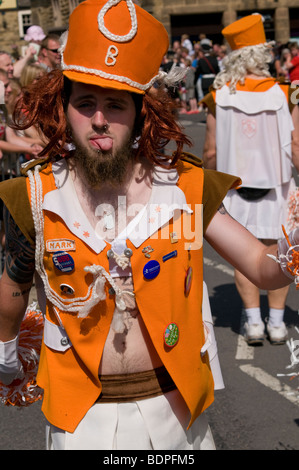 Bakewell Carnevale che si svolge annualmente, con una sfilata in costume in aiuto di vari enti di beneficenza Parco Nazionale di Peak District Derbyshire Foto Stock