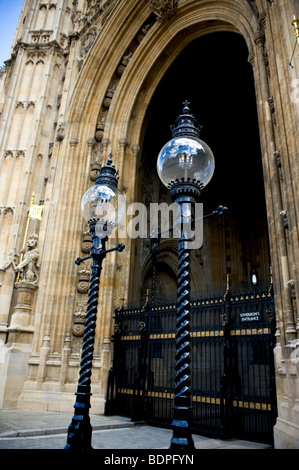 Lamposts fuori i sovrani Ingresso alla House of Lords a Londra. Foto Stock