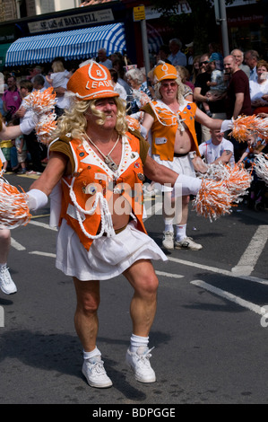 Bakewell Carnevale che si svolge annualmente, con una sfilata in costume in aiuto di vari enti di beneficenza Parco Nazionale di Peak District Derbyshire Foto Stock