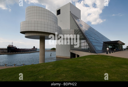 I visitatori di fronte a Cleveland Rock 'n' roll, Hall of Fame Foto Stock