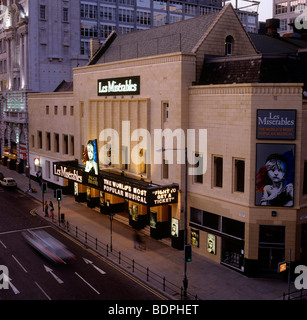 Regno Unito, Inghilterra, Manchester, Oxford Street, il Palace Theatre di notte Foto Stock