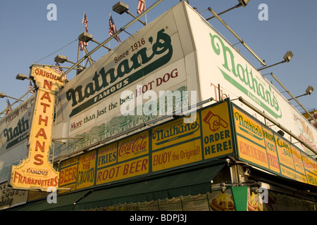 L'originale Nathan's Hot Dog ristorante sul Surf Avenue a Coney Island, Brooklyn, New York Foto Stock