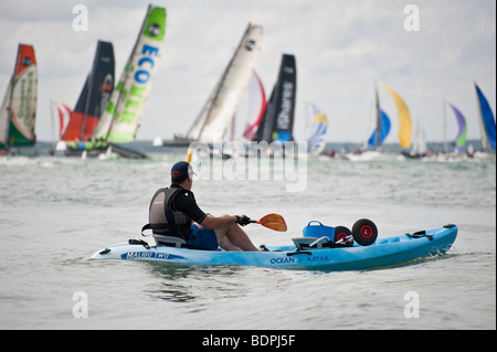 Un orologi canoeist iShares Cup Extreme 40 Series racing a Cowes Week 2009, Isola di Wight, England, Regno Unito Foto Stock