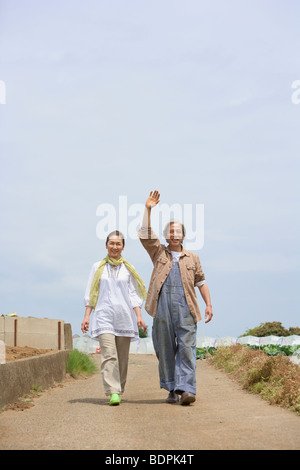 Coppia senior camminare nel campo Foto Stock