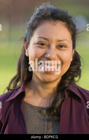 Ritratto di una donna sorridente Foto Stock
