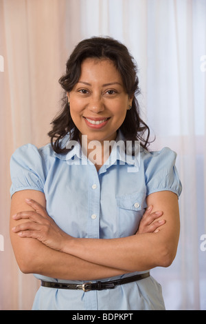 Ritratto di una donna ispanica sorridente Foto Stock