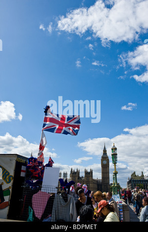 Una bancarella vendendo souvenir di Londra sul Westminster Bridge. Foto di Gordon Scammell Foto Stock