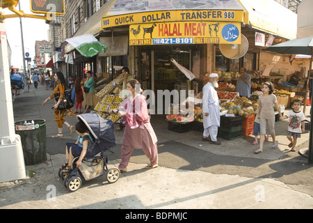 2009: quartiere pakistano a Brooklyn, New York durante il tempo di Pakistani celebrazioni del Giorno dell'indipendenza Foto Stock