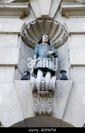 Statua di maschio Blue Coat alunno sulla parte esterna di Sir John Cass la fondazione della Scuola Primaria in Aldgate, Londra, Inghilterra, Regno Unito. Foto Stock