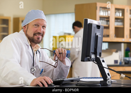 Tecnico di laboratorio la lavorazione di un computer Foto Stock