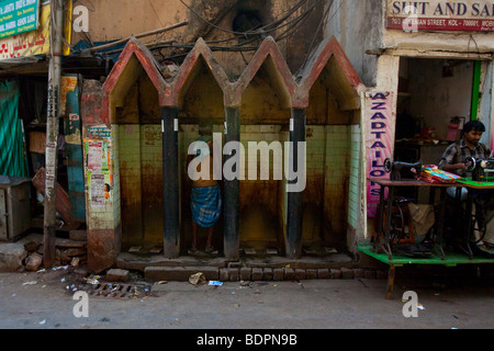 Pubblico orinatoio in Calcutta India Foto Stock