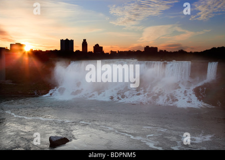 Questa è una vista delle cascate del Niagara negli Stati Uniti a sunrise. Foto Stock