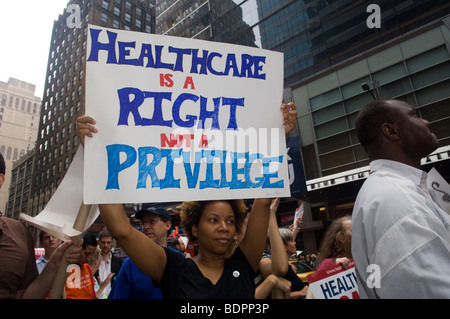 Migliaia di sostenitori di della riforma sanitaria raccogliere in Times Square a New York Foto Stock