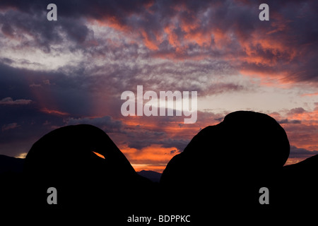 Luci di Alba nuvole temporalesche su Whiney arch in Alabama Hills, Lone Pine, California, Stati Uniti d'America. Foto Stock