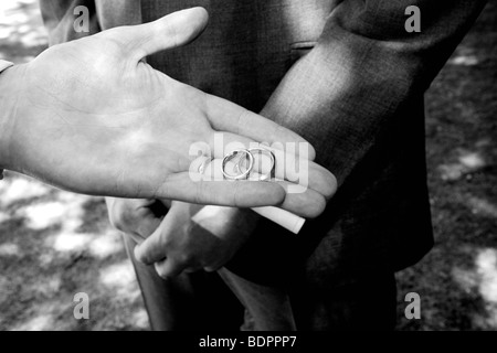 Gli anelli di nozze detenute dall'uomo migliore Foto Stock
