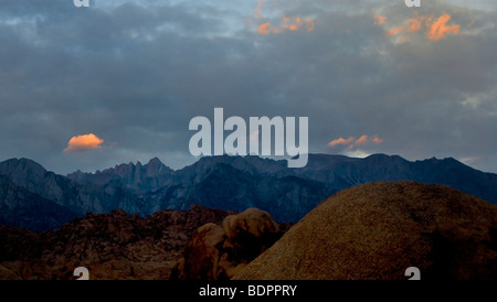 Un mattino cielo inizia a caldo su Mt. Whitney come si vede dall'Alabama sulle colline vicino a Lone Pine, California, Stati Uniti d'America. Foto Stock