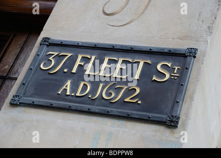 37 Fleet Street A.D. 1672 targa di bronzo al di fuori C. Hoare e Co indipendente banca privata, London, England, Regno Unito Foto Stock