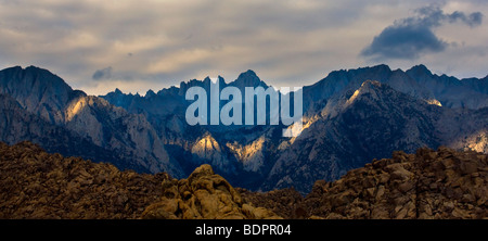 Un tempestoso cielo mattutino pende su Mt. Whiney come si vede dall'Alabama Hils vicino a Lone Pine, California, Stati Uniti d'America. Foto Stock