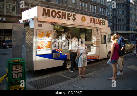 Moshe Falafel del carrello sulla sesta Avenue in New York domenica 30 agosto, 2009. (© Richard B. Levine) Foto Stock