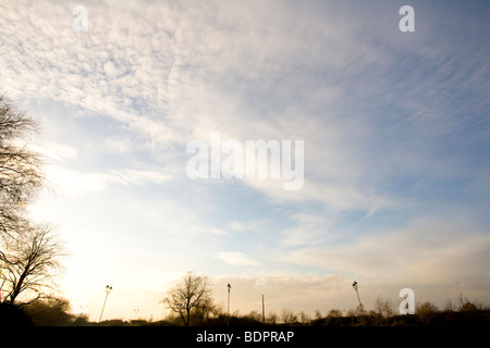 Un inverno del cielo della sera appena prima del tramonto in Inghilterra. Foto Stock