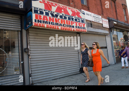 A local financial and immigration services business in the Lower East Side neighborhood of New York Foto Stock