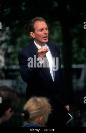 Adulto, l'uomo, maschio, free speech, attivista, protester, protestando, altoparlante, parlando alla folla di spettatori, Speakers Corner, Hyde Park, Londra, Inghilterra Foto Stock