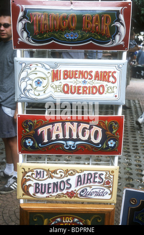 Tango (la nazionale di danza) indicazioni per la vendita come souvenir turistici a La Boca, Buenos Aires, Argentina Foto Stock
