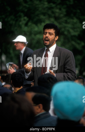 Adulti, uomini, free speech, attivista, protester, protestando, altoparlante, parlando alla folla di spettatori, Speakers Corner, Hyde Park, Londra, Inghilterra Foto Stock