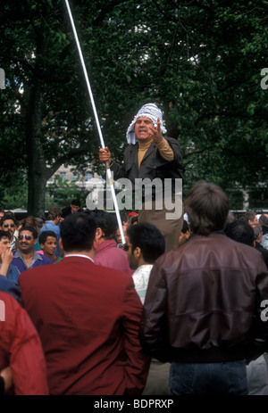 Adulto, l'uomo, maschio, free speech, attivista, protester, protestando, altoparlante, parlando alla folla di spettatori, Speakers Corner, Hyde Park, Londra, Inghilterra Foto Stock