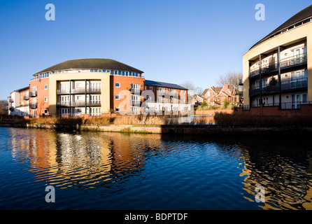 Appartamenti moderni accanto ad un'area riqualificata sul lato del canale a Nottingham, Inghilterra. Foto Stock