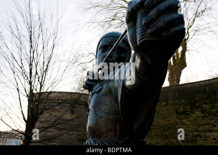 Una statua di bronzo di Robin Hood al di fuori del castello di Nottingham, Inghilterra. Foto Stock