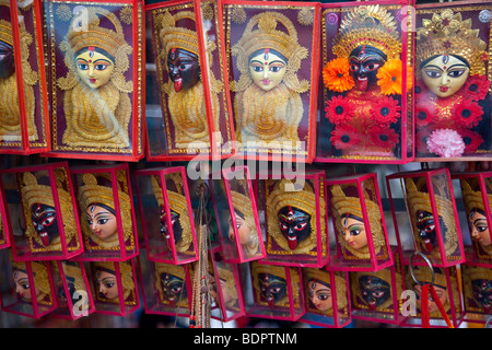 Kali idoli per vendita a Kalighat Kali tempio in Calcutta India Foto Stock