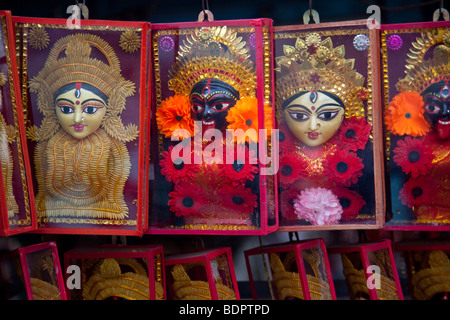 Kali idoli per vendita a Kalighat Kali tempio in Calcutta India Foto Stock