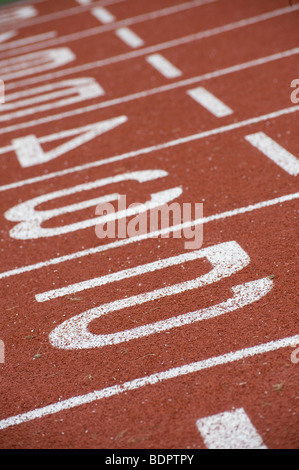 Marcatura dei numeri le corsie di marcia su un circuito di atletica leggera presso il centro sportivo e. Foto Stock