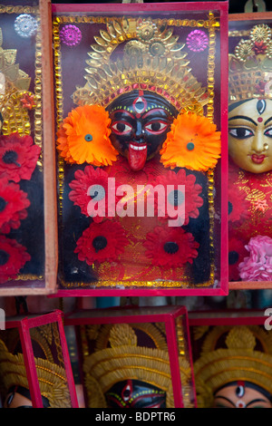 Kali idoli per vendita a Kalighat Kali tempio in Calcutta India Foto Stock