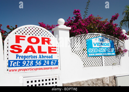 In vendita i segni in spagnolo e in inglese al di fuori dei grandi villa su Gran Canaria nelle isole Canarie Foto Stock